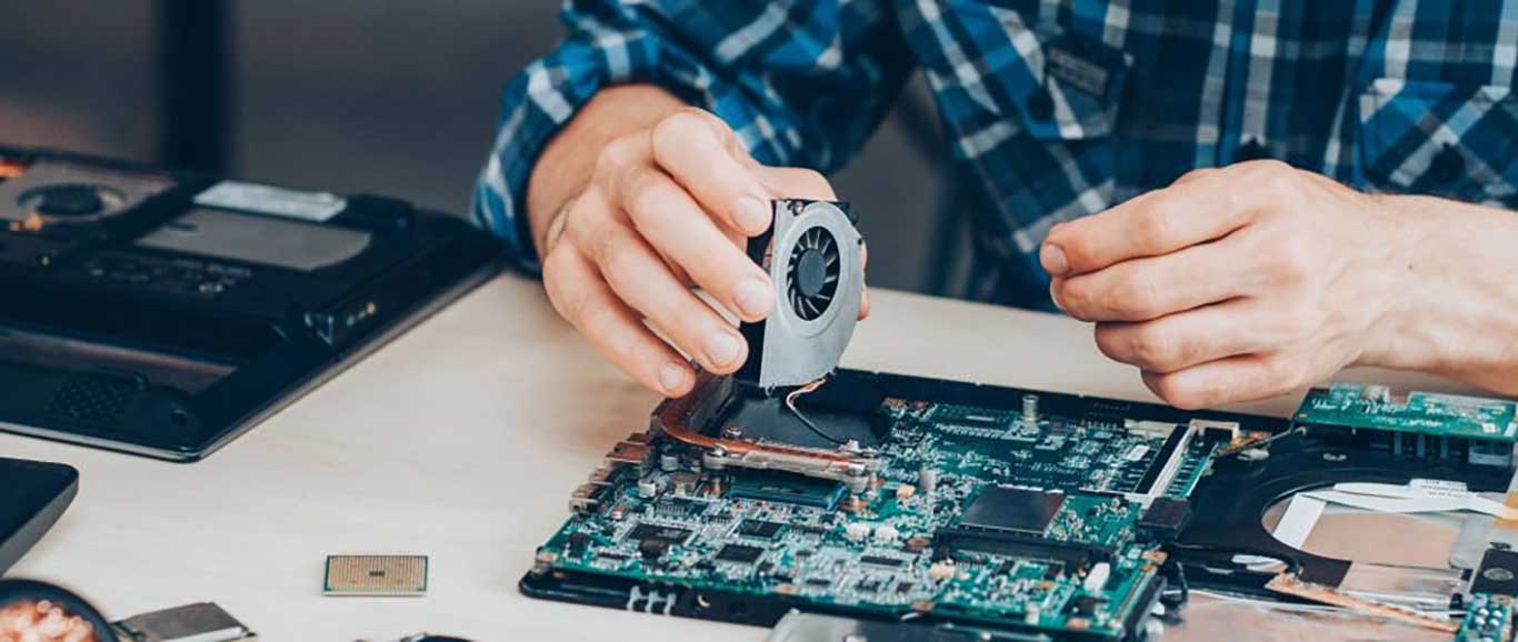 Laptop soğutma sistemi ve fan üzerinde teknik servis çalışması