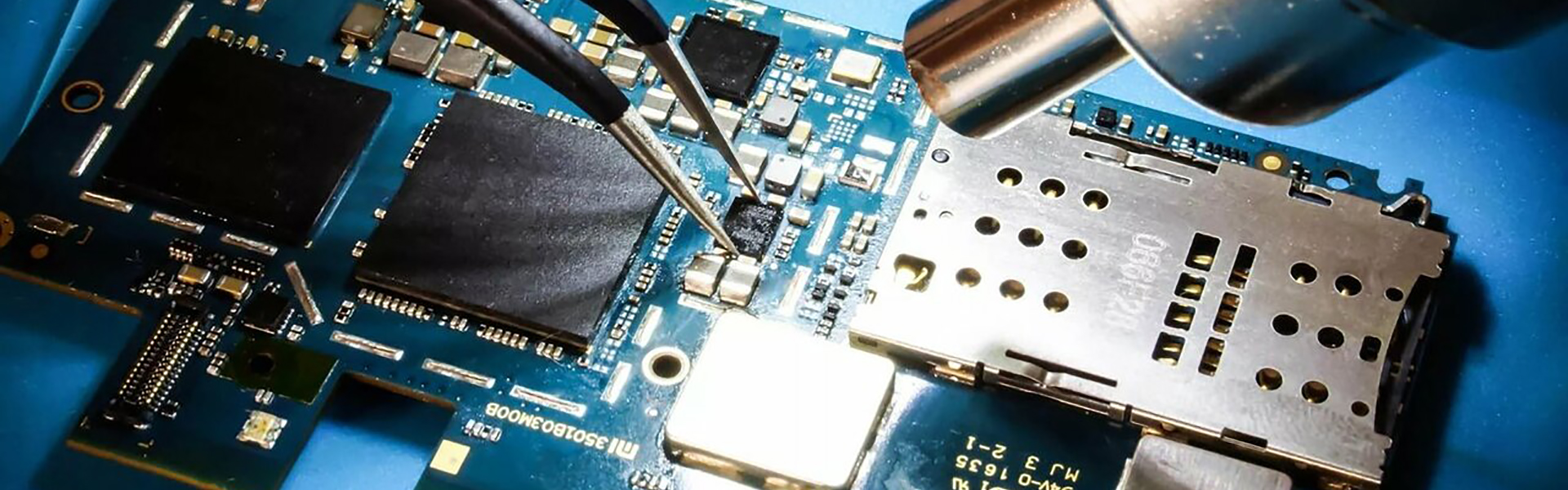 Anakart üzerindeki elektronik bileşenlerin yakın planı