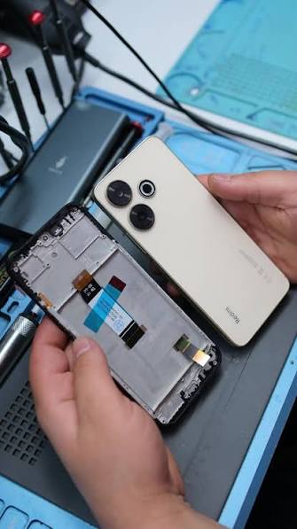 Akıllı telefonun ekran ve iç bileşenlerinin sökümü