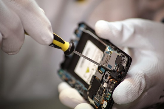 Telefon üzerinde hassas tornavida ile yapılan teknik çalışma