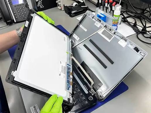 Laptop ekran paneli değişimi için cihazın sökülmesi